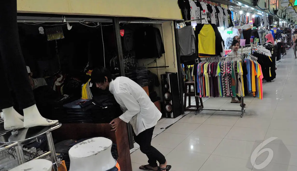 Pedagang sedang merapikan dagangannya di kawasan Blok M, Jakarta, Jumat (1/8/14). (Liputan6.com/Faizal Fanani)