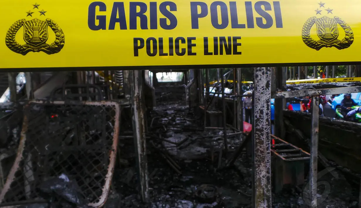 Hingga kini, belum diketahui penyebab kebakaran moda transportasi kebanggaan kota Jakarta tersebut, Kamis (28/8/14). (Liputan6.com/Faizal Fanani)