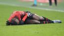 Striker AC Milan, Rafael Leao terbaring di lapangan setelah terkena tekel pemain Atalanta pada laga perempatfinal Coppa Italia 2023/2024 di San Siro Stadium, Milan, Kamis (11/1/2024) dini hari WIB. (AP Photo/Luca Bruno)