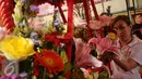 Warga melakukan sembahyang jelang perayaan Cap Go Meh di Vihara Dhanagun, Bogor, Senin (22/2/2016). Cap Go Meh merupakan puncak perayaan Tahun baru Imlek 2567. (Liputan6.com/Helmi Fithriansyah)