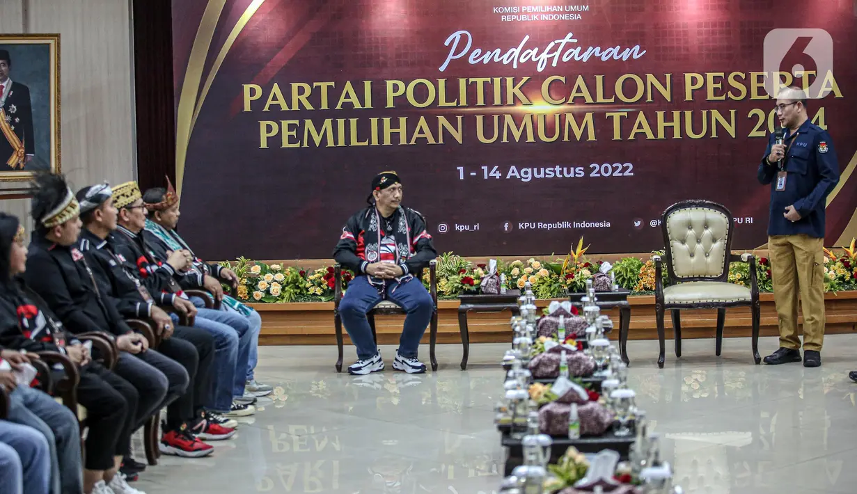 Ketua Komisi Pemilihan Umum (KPU) Hasyim Asy'ari (kanan) menerima Ketua Umum Partai Kebangkitan Nusantara (PKN) I Gede Pasek Suardika saat pendaftaran partai politik calon peserta pemilu tahun 2024 di Kantor KPU, Jakarta, Selasa (2/8/2022). Pada hari kedua pendaftaran, KPU menerima satu partai politik yang akan mendaftarkan diri sebagai calon peserta Pemilu 2024. (Liputan6.com/Faizal Fanani)