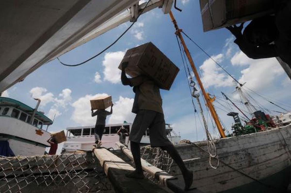 Kesibukan pengangkut barang di Sunda Kelapa jelang akhir tahun