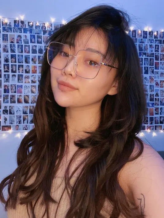 Kembali tampil dengan rambut panjang sedada, kali ini dengan poni di tahun 2020 (IG @windywalters)