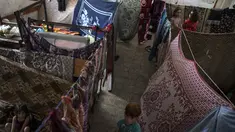 Anak-Anak Palestina berlindung di sekolah yang dikelola oleh PBB setelah melarikan diri dari serangan rudal hebat Israel di pinggiran Kota Gaza, Rabu (19/5/2021). Banyak warga di Jalur Gaza yang terpaksa mencari perlindungan di gedung-gedung yang dikelola PBB. (AP Photo/Khalil Hamra)