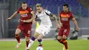 Pemain Roma Jordan Veretout (kiri) berebut bola dengan pemain Fiorentina Gaetano Castrovilli pada pertandingan Serie A Italia di Olympic Stadium, Roma, Italia, Minggu (1/11/2020). Roma menang 2-0. (AP Photo/Gregorio Borgia)