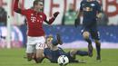 Pemain RB Leipzig, Emil Forsberg menjatuhan pemain Bayern Munich, Philipp Lahm pada lanjutan Bundesliga Jerman di Stadion Allianz-Arena, (21/12/2016). Bayern menang 3-0.  (REUTERS/Michael Dalder)