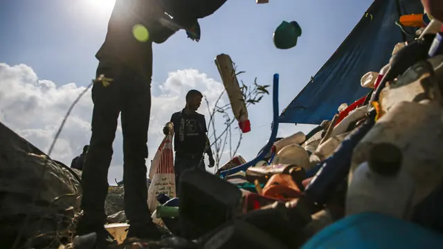 Potret Pemulung Palestina di Tempat Buangan Sampah