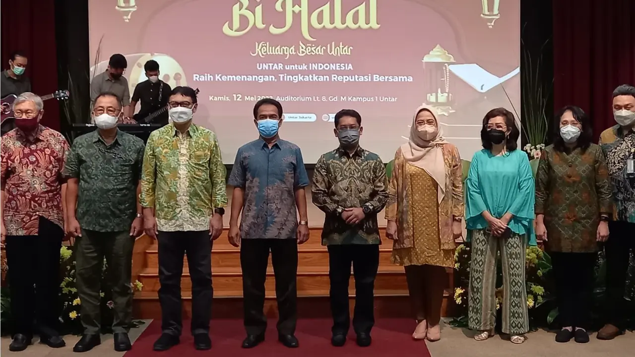 Rektor Universitas Tarumanagara Agustinus Purna Irawan (tengah) saat  halal bi halal Hari Raya Idul Fitri. (Istimewa)