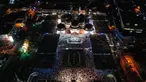 Foto dari udara memperlihatkan umat muslim sedang melaksanakan sholat tarawih pertama sekaligus menandai dimulainya bulan suci Ramadhan di Masjid Raya Baiturrahman, Banda Aceh, Rabu (22/3/2023). (CHAIDEER MAHYUDDIN/AFP)