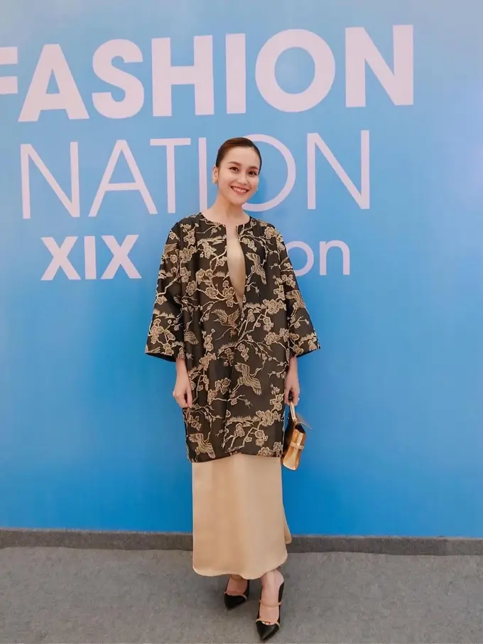 Gaya Ayu Ting-Ting Hadiri Fashion Show dengan Vibes Perempuan Bangsawan Melayu, Pakai Tas Rp100 Jutaan dan Heels Rp12 Jutaan