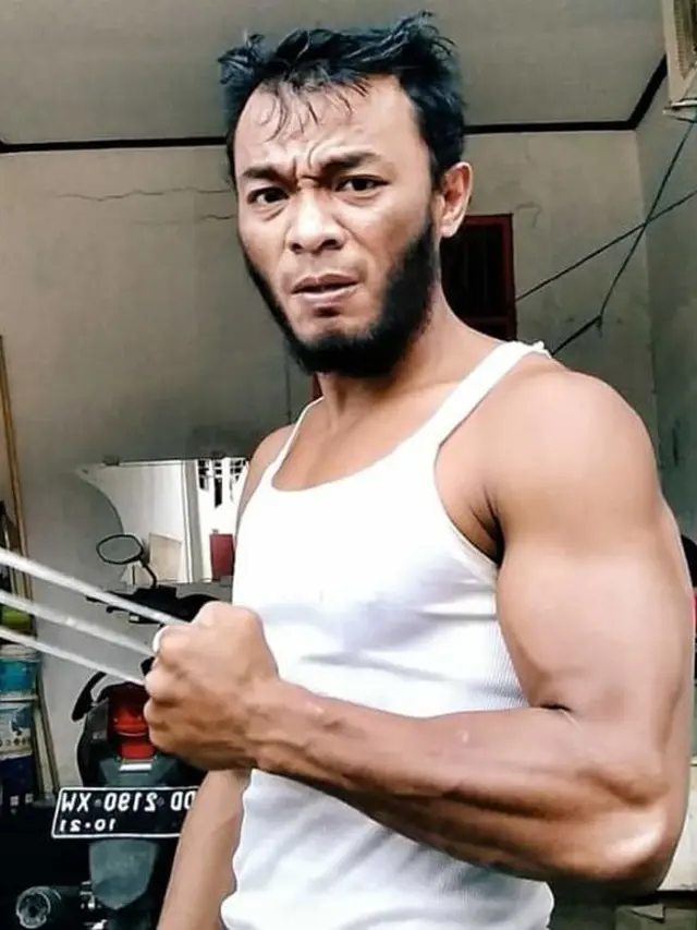 7 Potret Hendry, Pria Toraja yang Gayanya Mirip dengan Wolverine