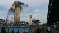 Tiang girder Tol Bekasi-Cawang-Kampung Melayu (Becakayu) yang ambruk. (Liputan6.com/Nanda Perdana Putra)