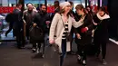 Para calon pembeli memasuki Selfridges untuk berburu barang obral selama Boxing Day di Oxford Street, London, Rabu (26/12). Boxing Day merupakan tradisi hari belanja terbesar tahunan yang dirayakan sehari setelah hari Natal. (Isabel Infantes/PA via AP)