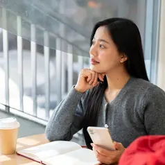 Jatuh cinta tidak harus buru-buru dan tidak perlu tergesa-gesa./Copyright depositphotos.com/BongkarnGraphic