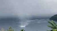 Fenomena alam putaran angin yang muncul di permukaan laut, atau yang dikenal dengan istilah waterspout, muncul di pesisir pantai Manokwari Timur, Provinsi Papua Barat. Peristiwa yang terjadi Rabu pagi (24/11/2021). (Liputan6.com/ Istimewa)