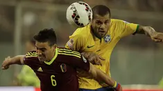 Duel panas terjadi antara Brasil melawan Venezuela pada pertandingan terakhir babak penyisihan grup C Copa Amerika 2015 di Stadion Monumental David Arellano, Santiago, Chili, (22/6/2015). Brasil menang tipis 2-1 atas Venezuela. (REUTERS/Jorge Adorno)