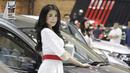 Sales Promotion Girl (SPG) berpose di depan kendaraan yang dipamerkan di GIIAS 2019, ICE BSD, Kamis (25/7). Kehadiran SPG tersebut selain untuk menarik perhatian pengunjung juga bisa memberikan informasi tentang produk. (Bola.com/M Iqbal Ichsan)