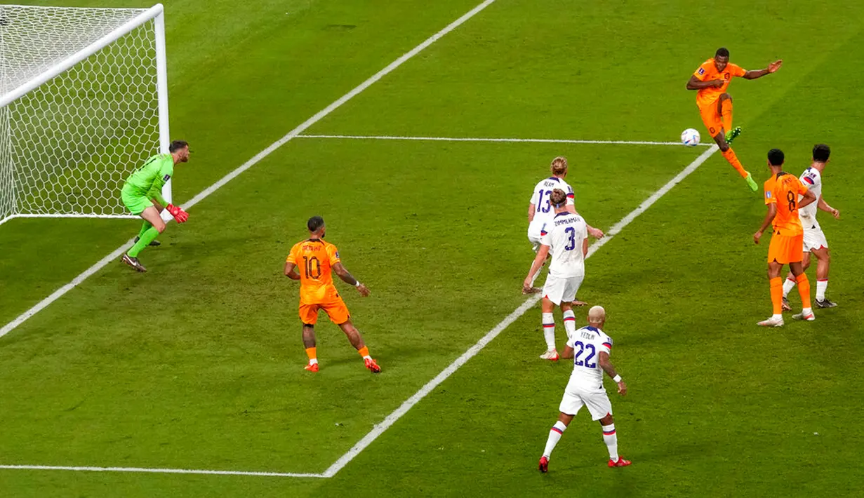 Pemain Belanda Denzel Dumfries (atas) mencetak gol ke gawang Amerika Serikat pada pertandingan sepak bola babak 16 besar Piala Dunia 2022 di Stadion Internasional Khalifa, Doha, Qatar, 3 Desember 2022. Belanda melaju ke perempat final Piala Dunia 2022 usai menaklukkan Amerika Serikat dengan skor 3-1. (AP Photo/Ricardo Mazalan)