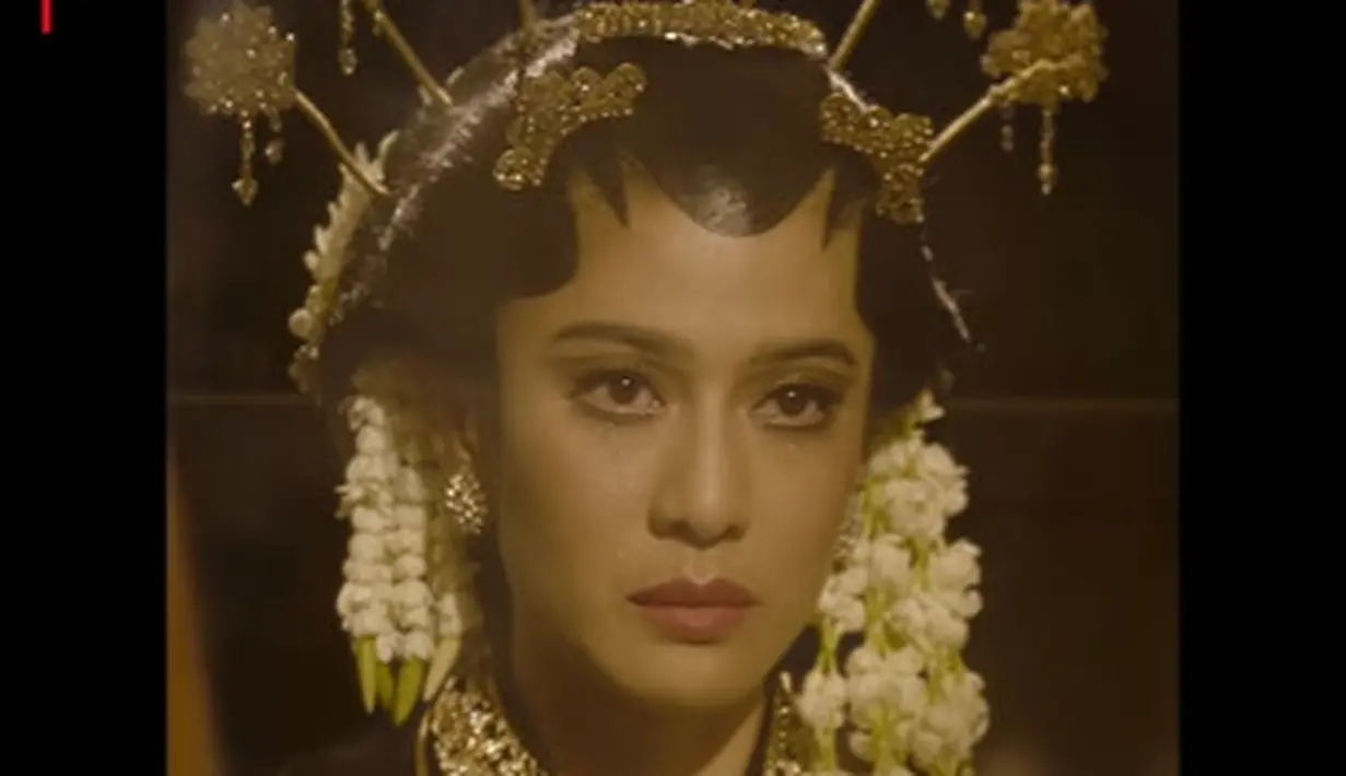 Raut kesedihan terlihat dari Dian Sastro yang kenakan kebaya pengantin Jawa berwarna hitam. Lengkap dengan enam buah cunduk mentul [@therealdisastr]