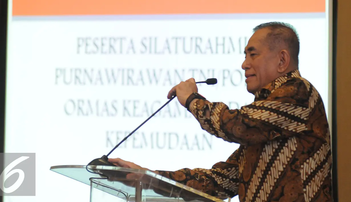 Menteri Pertahanan Ryamizard Ryacudu bersiap memberikan pidato pembuka silaturahmi persatuan purnawirawan TNI-AD serta Ormas di Jakarta, Jumat (13/5/2016). Acara dihadiri sejumlahtokoh dan membahas bahaya laten PKI. (Liputan6.com/Helmi Fithriansyah)