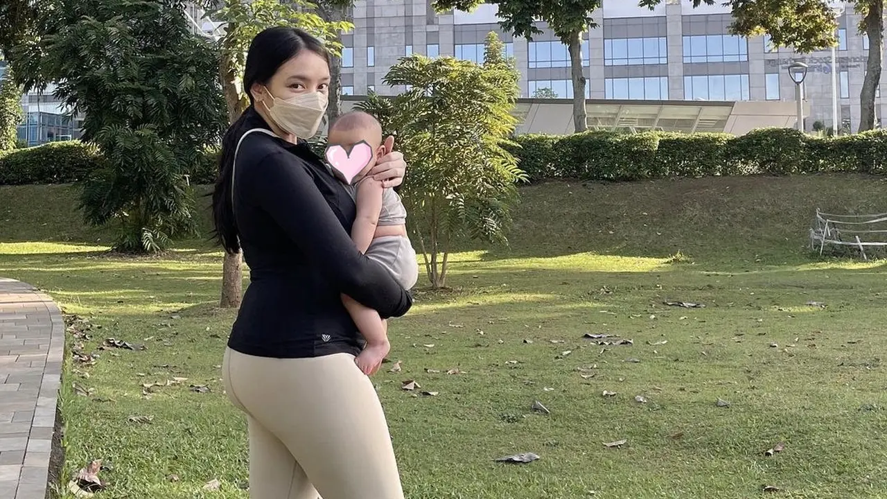 Suaminya Diduga Selingkuh dengan Arawinda, Ini 6 Potret Amanda Zahra Momong Anak