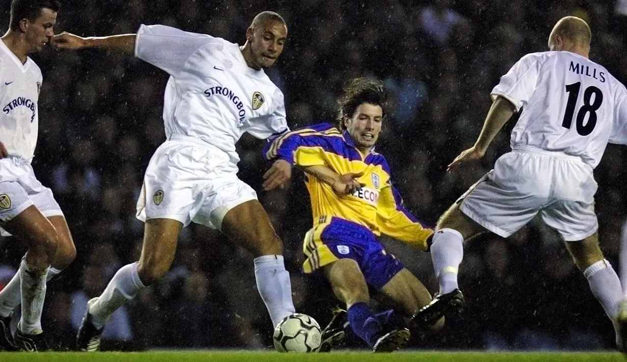 Rio Ferdinand. Bek tengah asal Inggris ini sempat 20 tahun memegang rekor sebagai pemain termahal yang pernah dibeli Leeds United. Ia didatangkan dari West Ham dengan harga 26 juta euro pada November 2000. Selama 1,5 musim ia tampil 73 laga dengan mencetak 3 gol. (Foto: AFP/Adrian Dennis)