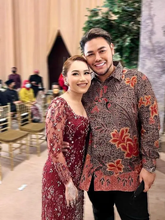 Di momen ini, kehadiran sang kakak yang didampingi desainer Ivan Gunawan turut mencuri perhatian warganet. Keduanya pun tak ragu menunjukkan kedekatan dan kekompakan lewat busana yang dikenakan. (Instagram/ivan_gunawan).