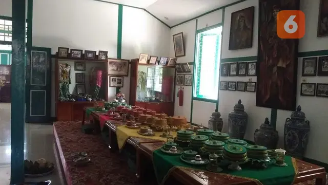 Sejumlah benda peninggalan Kerajaan Bone yang disimpan di dalam Museum Lapawawoi (Liputan6.com/Fauzan)