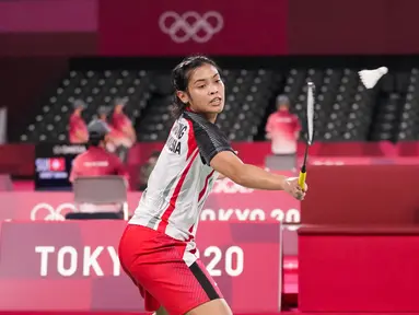 Tunggal putri Indonesia Gregoria Mariska Tunjung melakukan pukulan ke Lianne Tan dari Belgia dalam pertandingan penyisihan Grup M cabang bulu tangkis Olimpiade Tokyo 2020 di Musashino Forest Sports Plaza, Tokyo, Rabu (28/7/2021). Mariska menang 21-11 dan 21-17. (AP Photo/Dita Alangkara)