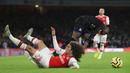 Gelandang Arsenal, Matteo Guendouzi, terjatuh saat berebut bola dengan pemain Crystal Palace, Wilfried Zaha, pada laga Premier League 2019 di Stadion Emirates, Minggu 927/10). Kedua tim bermain imbang 2-2. (AP/Leila Coker)