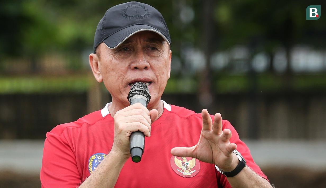 <p>Ketua Umum PSSI, Mochamad Iriawan memberikan keterangan saat latihan terpusat untuk Piala Asia U-20 2023 yang berlangsung di Lapangan A, Kompleks Stadion Utama Gelora Bung Karno (SUGBK), Jakarta, Rabu (15/02/2023). Skuad berjuluk Garuda Nusantara akan melakukan pertandingan uji coba bertajuk Mini Turnamen 2023 dalam waktu dekat melawan Fiji, Guatemala, dan Selandia Baru pada 16 hingga 22 Februari 2023. (Bola.com/Bagaskara Lazuardi)</p>
