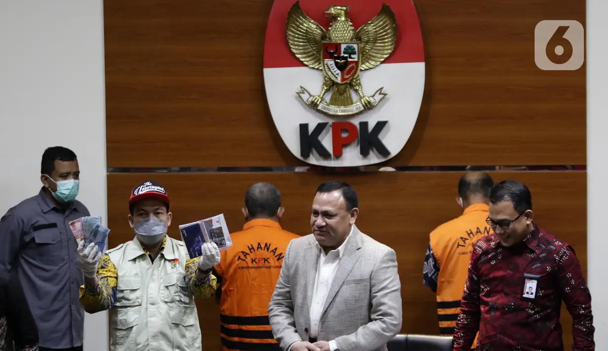 Petugas Komisi Pemberantasan Korupsi (KPK) menunjukkan barang bukti penangkapan dan penahanan Bupati Pemalang, Mukti Agung Wibowo di Gedung KPK, Jakarta, Jumat (12/8/2022). Mukti Agung Wibowo ditangkap KPK bersama 33 orang lainnya di kawasan Jakarta Selatan. (Liputan6.com/Helmi Fithriansyah)