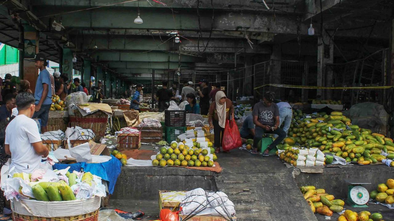 FOTO: Aktivitas Pedagang Buah Kramat Jati Kembali Berjalan Usai Kebakaran