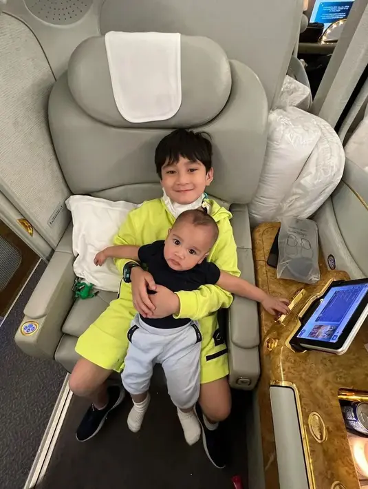 Bosan bermain gadget, Rafathar memilih bercanda dengan sang adik, Rayyanza. Ia pun terlihat luwes saat memangkunya. (Foto: Instagram/@chevirgo)