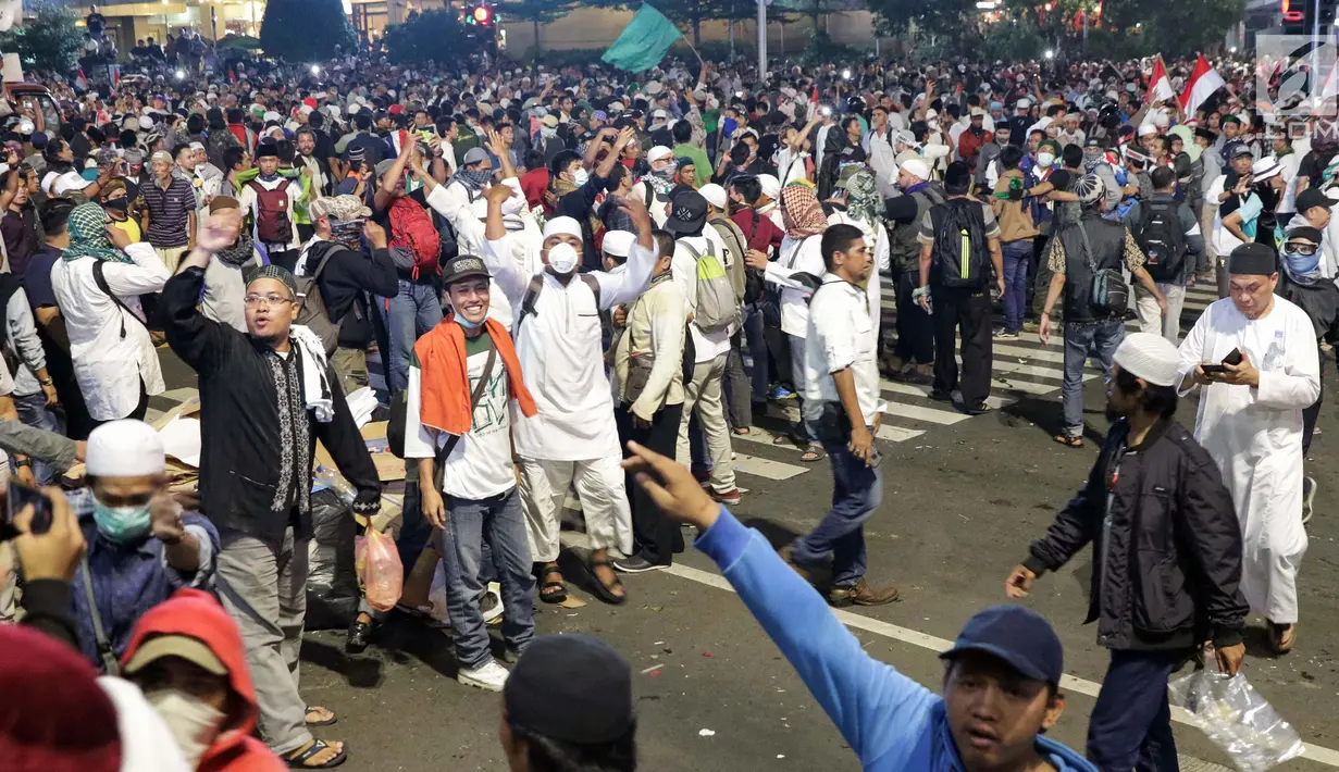 Peserta aksi massa Gerakan Nasional Kedaulatan Rakyat saat membubarkan diri usai unjuk rasa di depan Gedung Bawaslu, Jakarta, Selasa (21/5/2019). Dalam aksinya, mereka meminta Bawaslu memeriksa hasil Pemilu 2019 yang dinilai banyak kecurangan. (Liputan6.com/Helmi Fithriansyah)