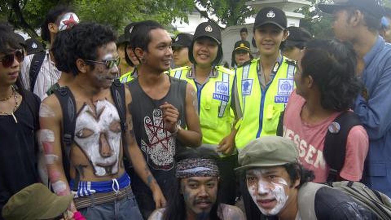 Demonstran berebut foto bareng polwan cantik Yogya