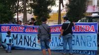 Suporter Persela, LA Mania, mengenang almarhum Choirul Huda pada laga kontra Borneo FC di Stadion Segiri, Samarinda. (Bola.com/Istimewa)