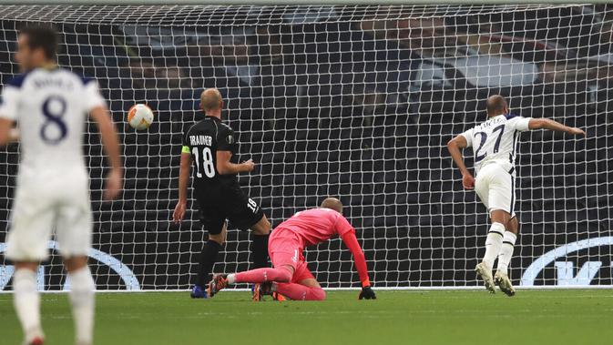 Pemain Tottenham Hotspur Lucas Moura (kanan) mencetak gol ke gawang LASK pada pertandingan Grup J Liga Europa di London, Inggris, Kamis (22/10/2020). Tottenham Hotspur menang 3-0. (Adam Davy/Pool via AP)