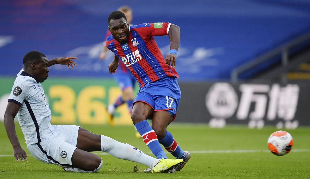 Bek Chelsea, Kurt Zouma, berebut bola dengan pemain Crystal Palace, Christian Benteke, pada laga Premier League di Stadion Selhurst Park, London, Selasa (7/7/2020). Chelsea menang dengan skor 3-2. (Justin Setterfield/Pool via AP)