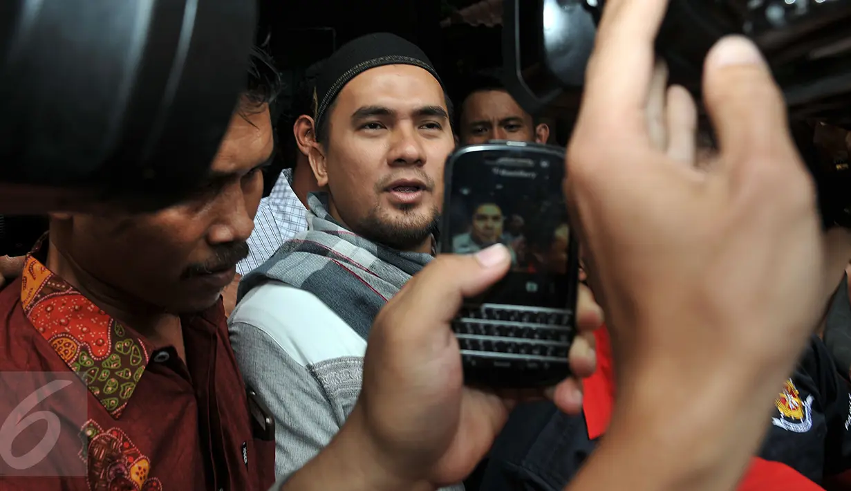 Penyanyi dangdut Saipul Jamil tampak santai saat hendak keluar untuk melakukan shalat Jumat di Polsek Kelapa Gading, Jakarta, Jumat (19/2). Saipul ditetapkan sebagai tersangka kasus pencabulan terhadap seorang remaja pria, DS. (Liputan6.com/Johan Tallo)