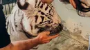 Nah, yang paling ditunggu-tunggu ialah kesempatannya dalam bertemu dengan Selen. Sudah sejak bulan Maret lalu, Angie ingin sekali bertemu dengan harimau putih ini. Saat bertemu, ia pun langsung mencium kepala selen dan memeluknya. Meski tidak berapa lama, Selen bereaksi dan membuat Angie takut. (Liputan6.com/IG/@angiemstwn)