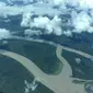 Penerbangan di Papua dipenuhi dengan gunung dan sungai yang lebar