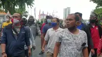 Aksi demo tolak kedatangan Rizieq Shihab di Surabaya, Jawa Timur (Foto: Liputan6.com/Dian Kurniawan)