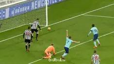 Marc Pugh melakukan selebrasi lebih awal karena menganggap bola tersebut akan masuk. This video is presented by Ballball.