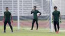 Kiper Timnas Indonesia, Muhammad Ridho, bersama rekan-rekannya saat latihan di Stadion Madya Senayan, Jakarta, Rabu (21/11). Latihan ini persiapan jelang laga Piala AFF 2018 melawan Filipina. (Bola.com/M. Iqbal Ichsan)