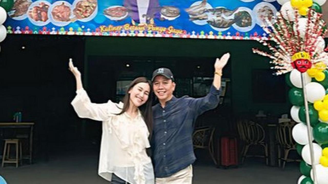 Laris Manis di Depok, Potret Ayah Ayu Ting Ting Buka Cabang 'Warung Ajak Ojak' di Bekasi