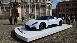 Mobil sport Maserati MC20 ditampilkan di Piazza Grande, Modena, Italia, Kamis (10/9/2020). Mobil mewah pabrikan Italia ini dapat berakselerasi dari 0-100 kpj kurang dari 2,9 detik, dengan kecepatan tertinggi yang lebih dari 325 kpj. (Miguel MEDINA/AFP)