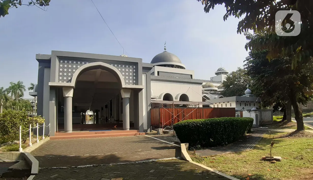 Suasana area masjid di Asrama Haji, Pondok Gede, Jakarta, Kamis (25/6/2020). Tahun ini, Asrama Haji Pondok Gede tak seperti sebelumnya ketika ribuan umat muslim berkumpul untuk menerima pembekalan sebelum berangkat menunaikan ibadah haji. (Liputan6.com/Helmi Fithriansyah)