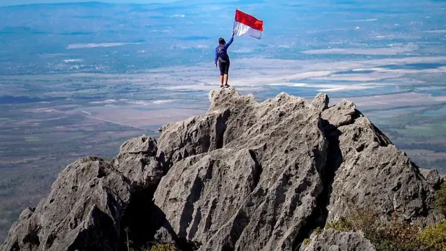 Seorang pendaki di puncak Gunung Fatuleu