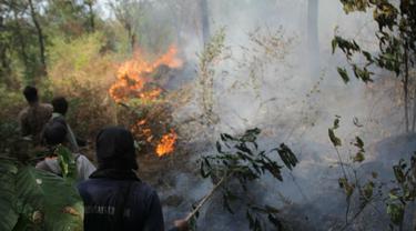 Kebakaran Hutan Meluas, Helikopter Mengudara Diatas Gunung Ciremai